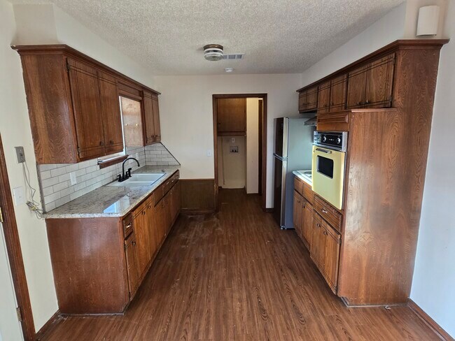 Foto del edificio - 700 Claremont Dr