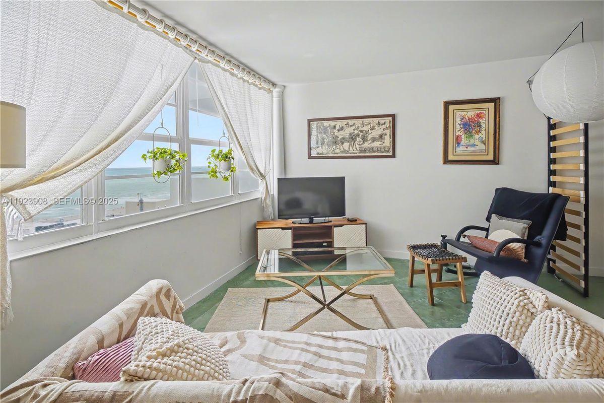 Building Photo - 100 Lincoln Rd