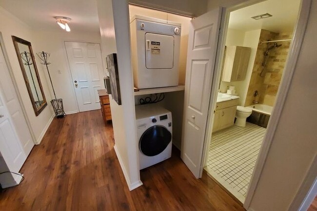 Building Photo - Large spacious condo