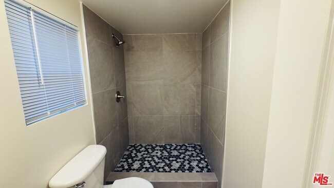 Foto del edificio - 385 Redondo Ave