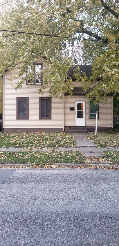 Building Photo - 207 Lincoln St