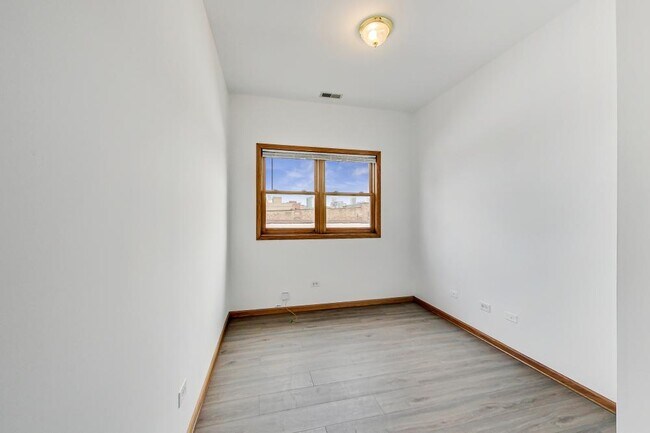 Foto del edificio - 3 bedroom in Chicago IL 60642