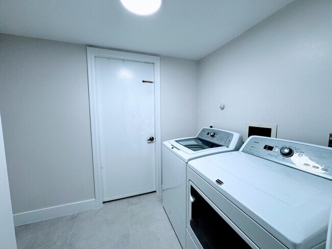 Building Photo - 5650 Coach House Cir