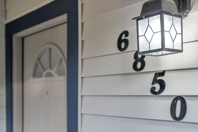 Foto del edificio - Nice 3-Bedroom 2-Bathroom Home in Camelot II