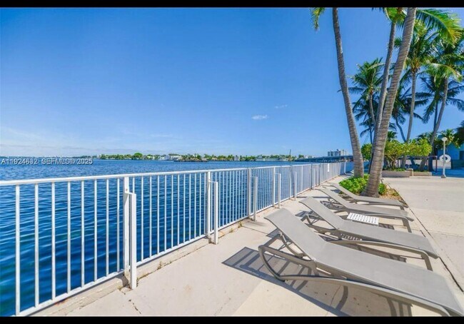 Foto del edificio - 1865 79th Street Causeway