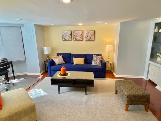 Building Photo - Incredible Find! Stylish Furnished 1 bed 1...
