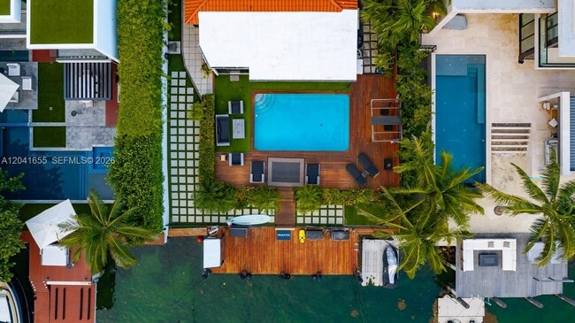 Building Photo - 460 W Dilido Dr