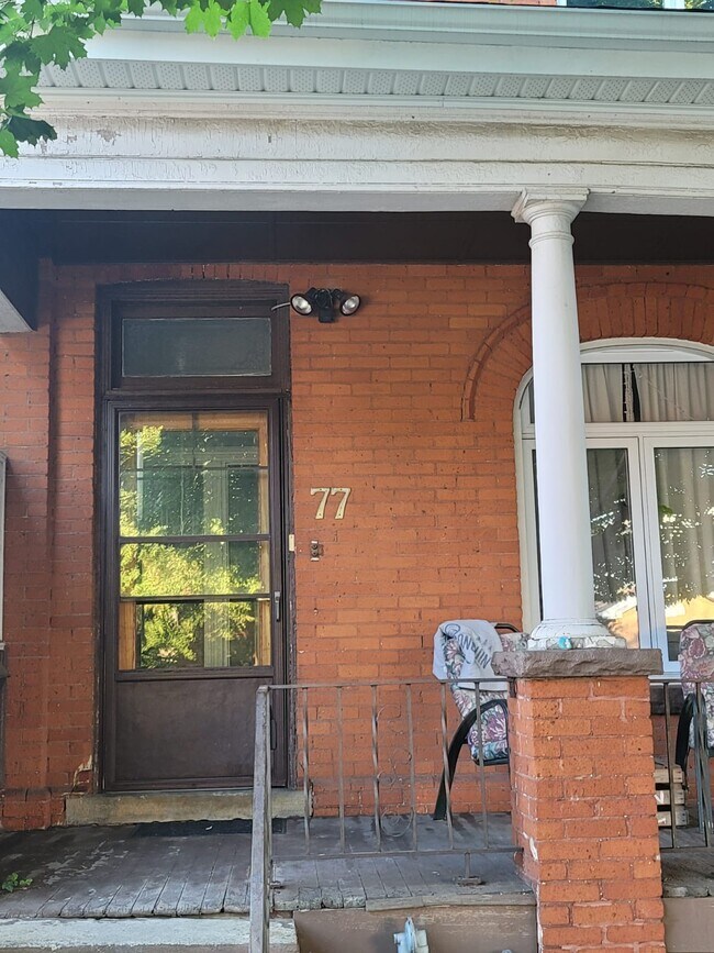 Building Photo - 2 Bedroom in Desirable Location Steps to Locke St