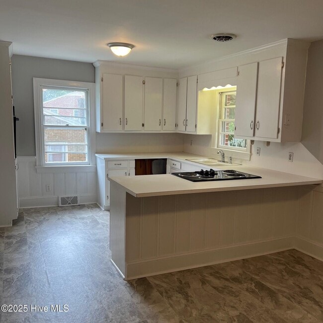 Building Photo - 2405 Jefferson Dr