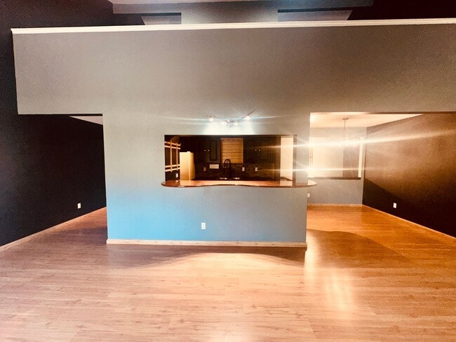 Building Photo - Beautiful Downtown Condo!
