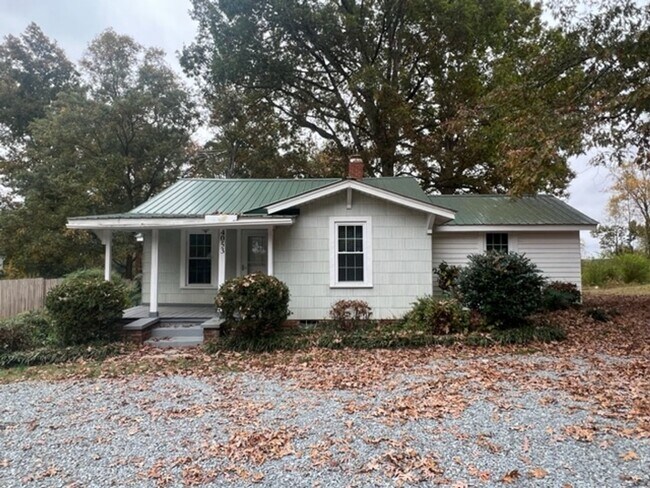 Building Photo - Three bedroom, 2 bath house in Asheboro