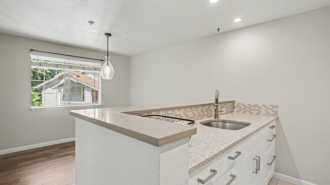 Building Photo - 2Bd/1Ba Newcastle Condo