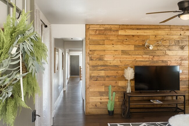 Building Photo - 313 W San Miguel St