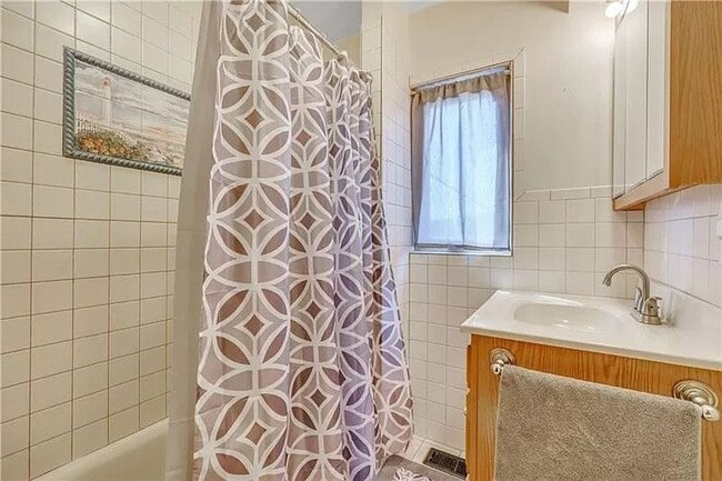 Large 3 Bed, 1 Bath - Central Air, Washer/Dryer - Large 3 Bed, 1 Bath - Central Air, Washer/Dryer House