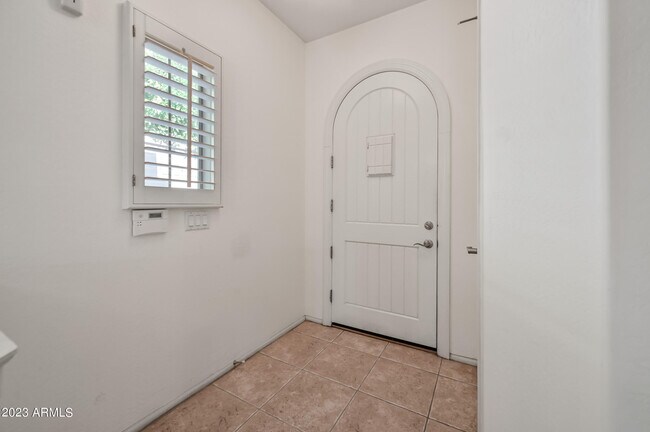 Building Photo - 5022 E Wallace Ave