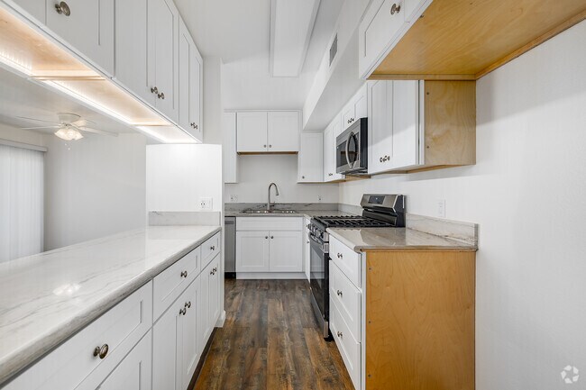 2BR, 2BA - 900SF - Kitchen - Excalibur Apartments