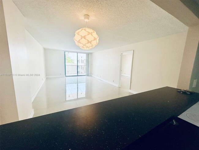 Building Photo - 2625 Collins Ave