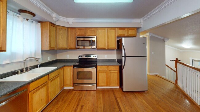 Foto del edificio - 3 Bedroom 2 Bath with Garage Available NOW...