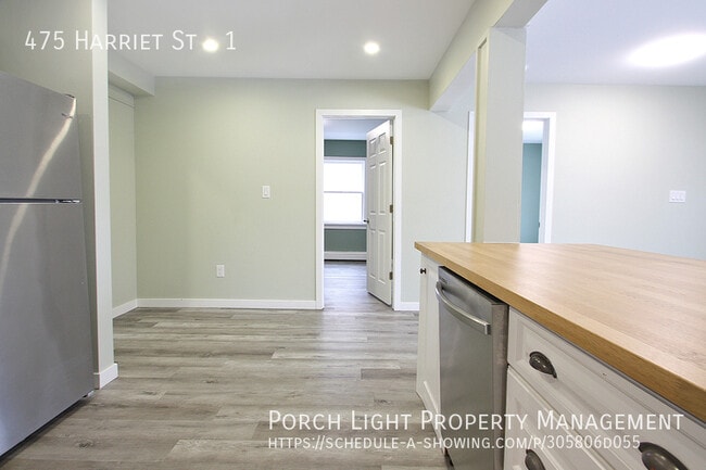 Building Photo - BEAUTIFUL 2 Bedroom Main floor with parking and private laundry