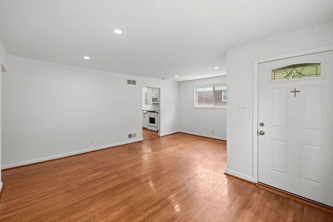 Foto del edificio - Rare Garage, Fully Fenced, and Steps to Me...