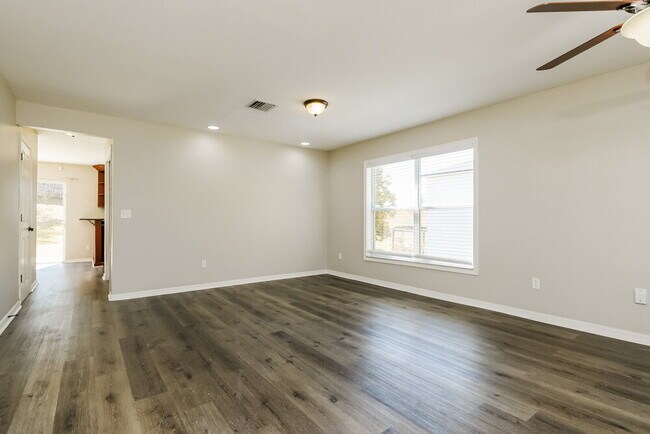 Foto del edificio - 1915 Crestridge Dr