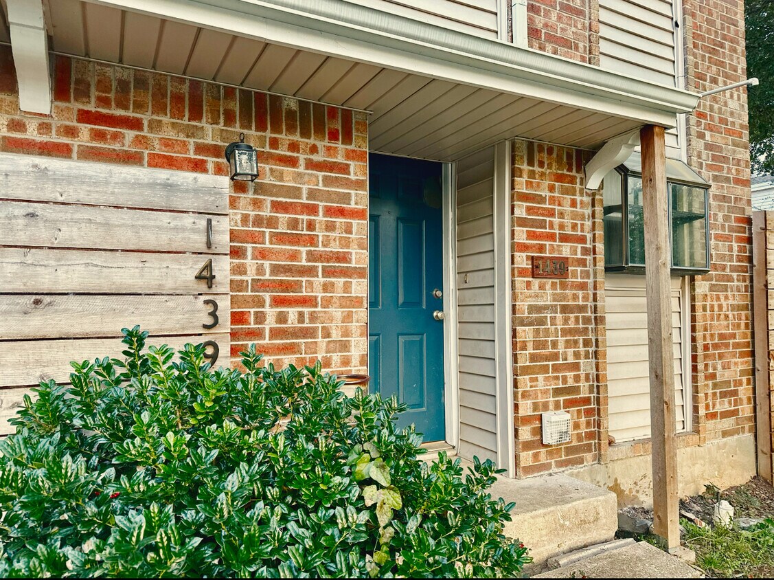 Front door, windowbox perfect for curious kittens or a small indoor garden! - 1439 Weiler Blvd