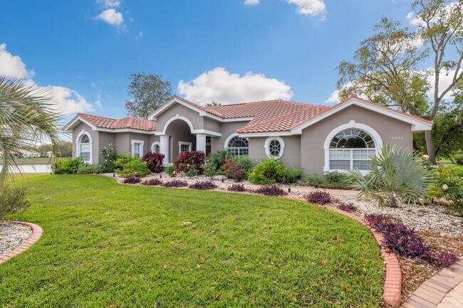 Building Photo - Stunning 3/2 Home W/ Office Pool/Spa in Ga...