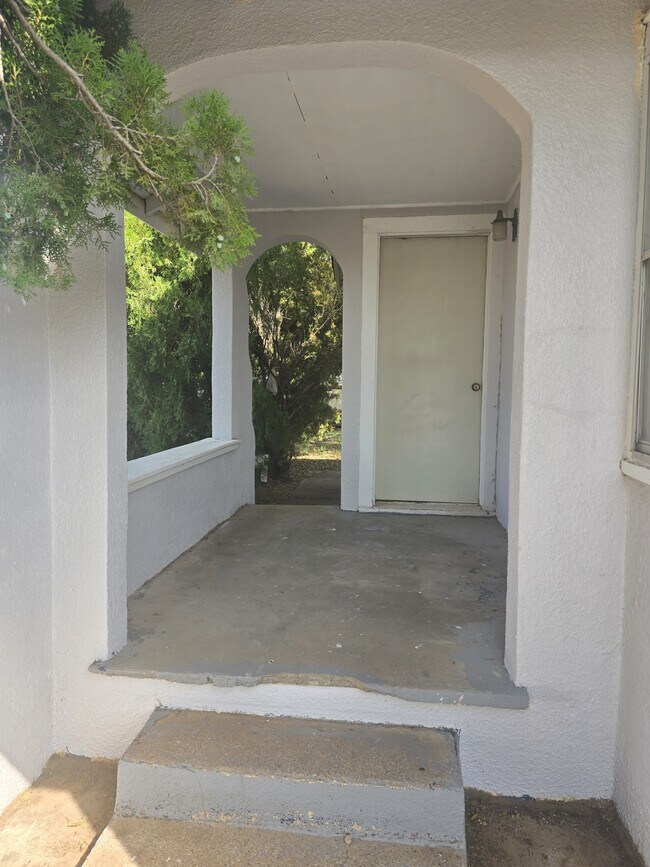Building Photo - 312 S Avenue B
