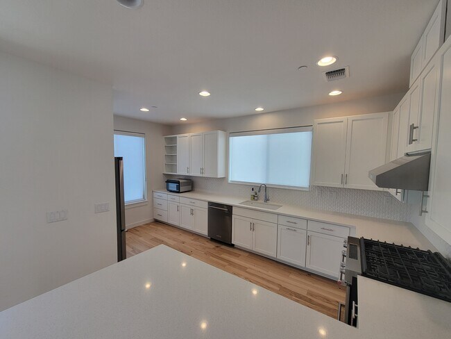 Building Photo - 102 Tendick St