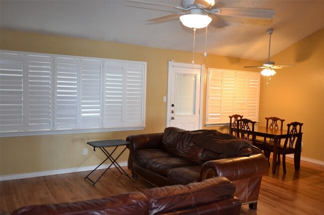 Building Photo - 7410 Crystalglen Dr