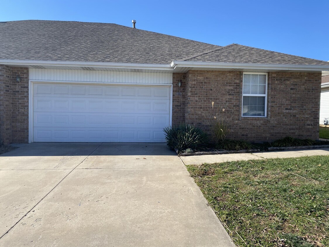 Primary Photo - 809 Foxx Dr