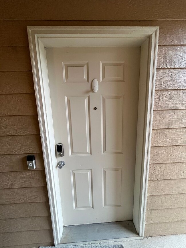 Building Photo - Top Floor 1-Bedroom Condo at Powderhorn