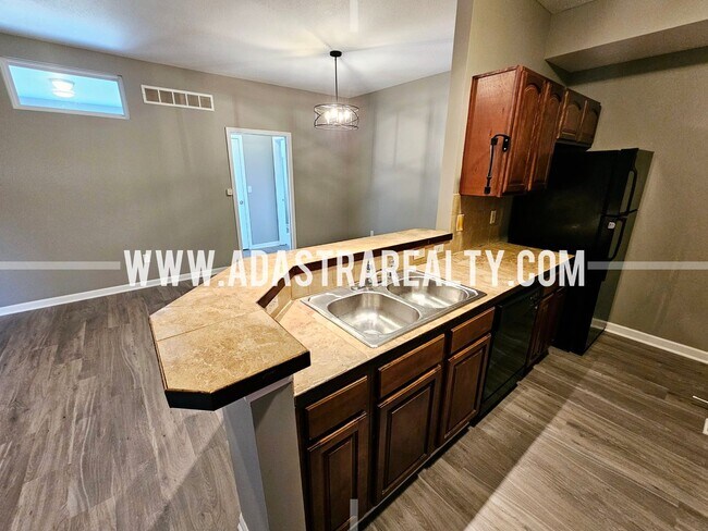 Foto del edificio - Very Spacious Townhome in West Olathe-Available in APRIL!!