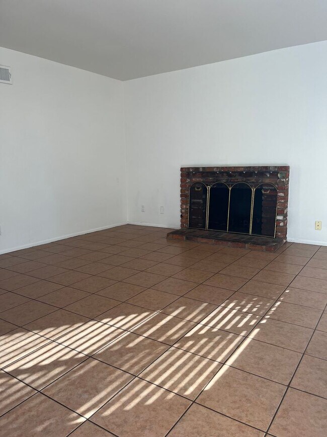 Building Photo - Single story 4 bedroom