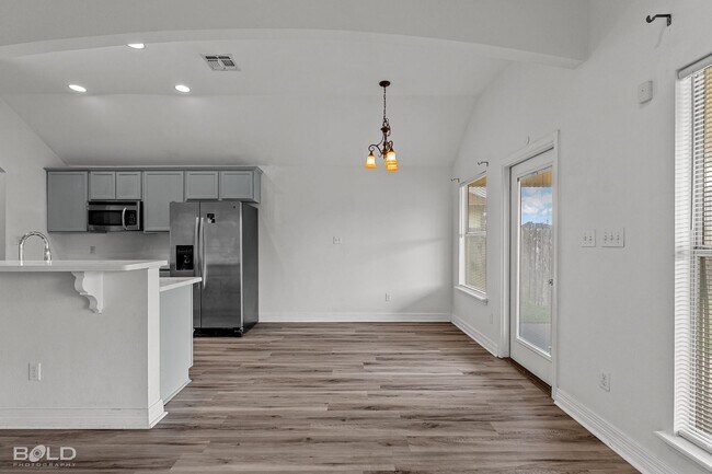 Foto del edificio - 521 Linnhurst Dr
