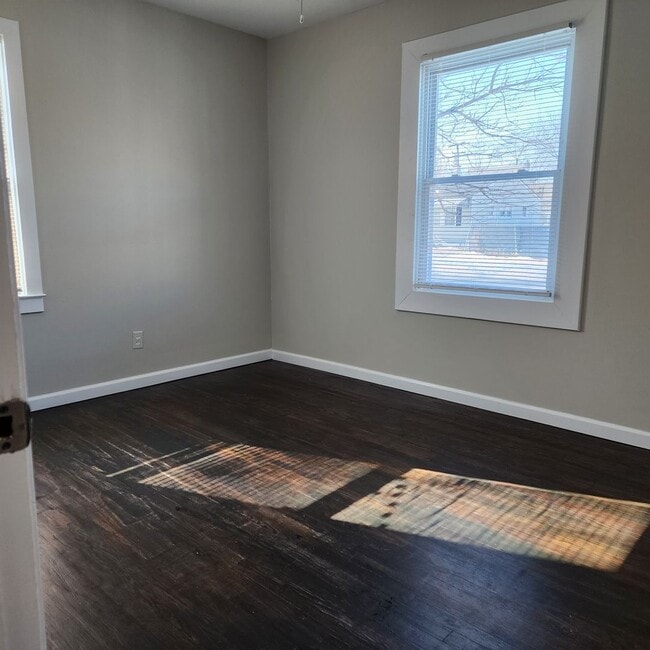 Building Photo - Cute 2 bed Warren with 1.5 car garage