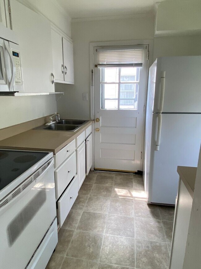 Foto del edificio - Three Beds, One Bath in Highland Springs. ...