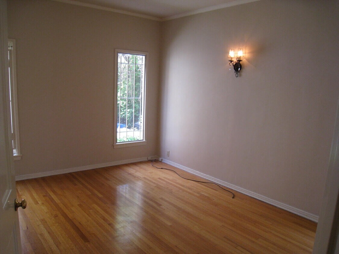 Foto del edificio - 352 1/2 N Sycamore Ave