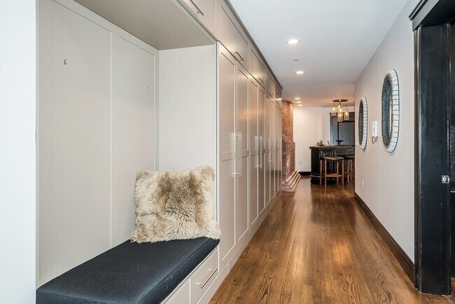 Foto del edificio - 2444 Beacon St