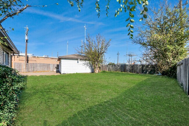 Foto del edificio - 8011 La Roche Ln