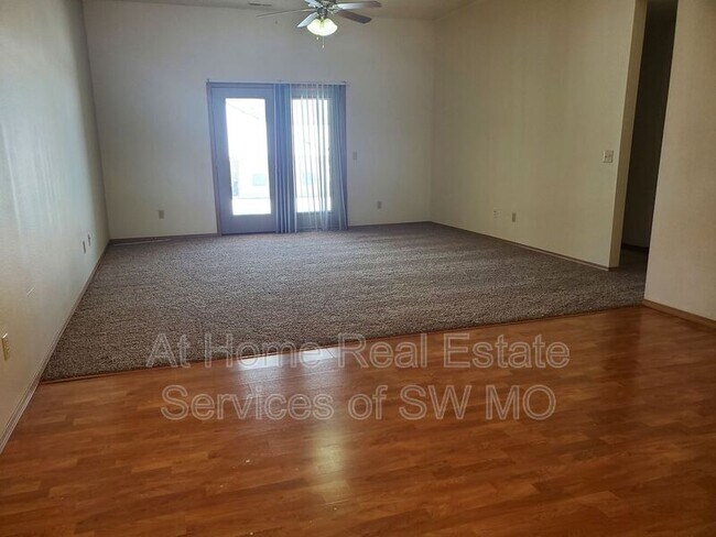 Foto del edificio - 1095 N Northwood Ave