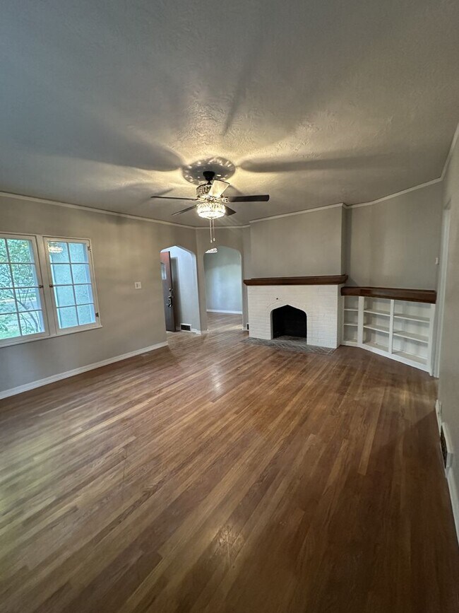 Building Photo - Renovated 3 bedroom with 2 large bonus rooms