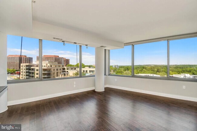 Living area w/ panoramic windows - 2001 15th St N