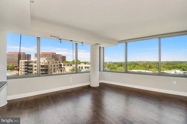 Living area w/ panoramic windows - 2001 15th St N