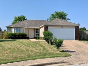 Building Photo - 565 Oakwoods Dr