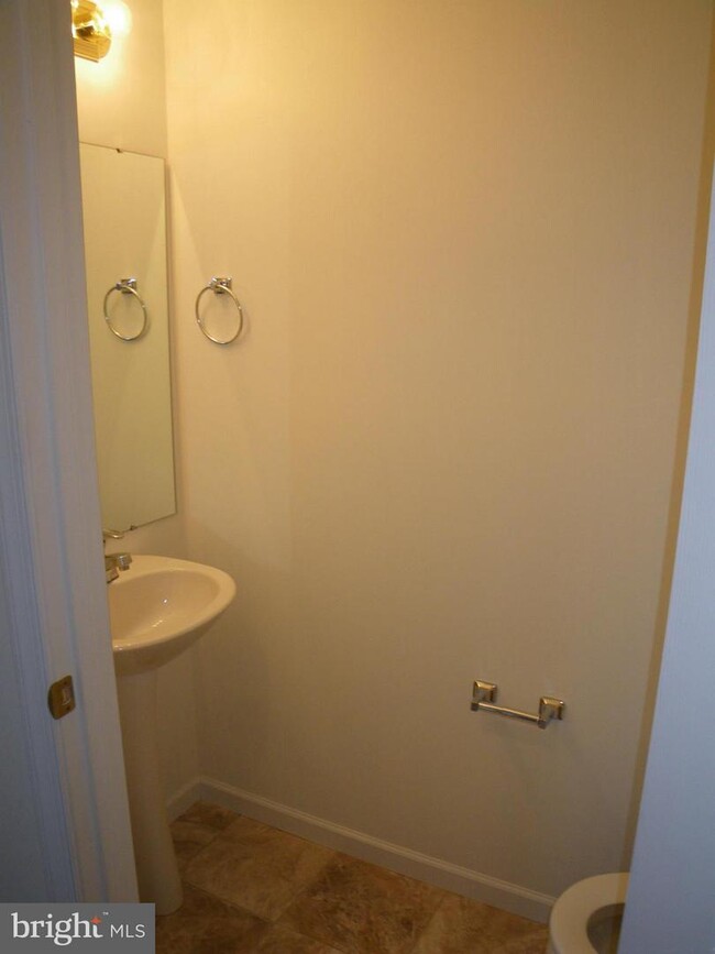 Building Photo - 404 Lantern Ln