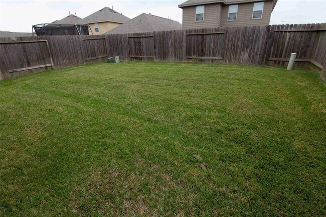 Foto del edificio - 5702 Long Arbor Ln