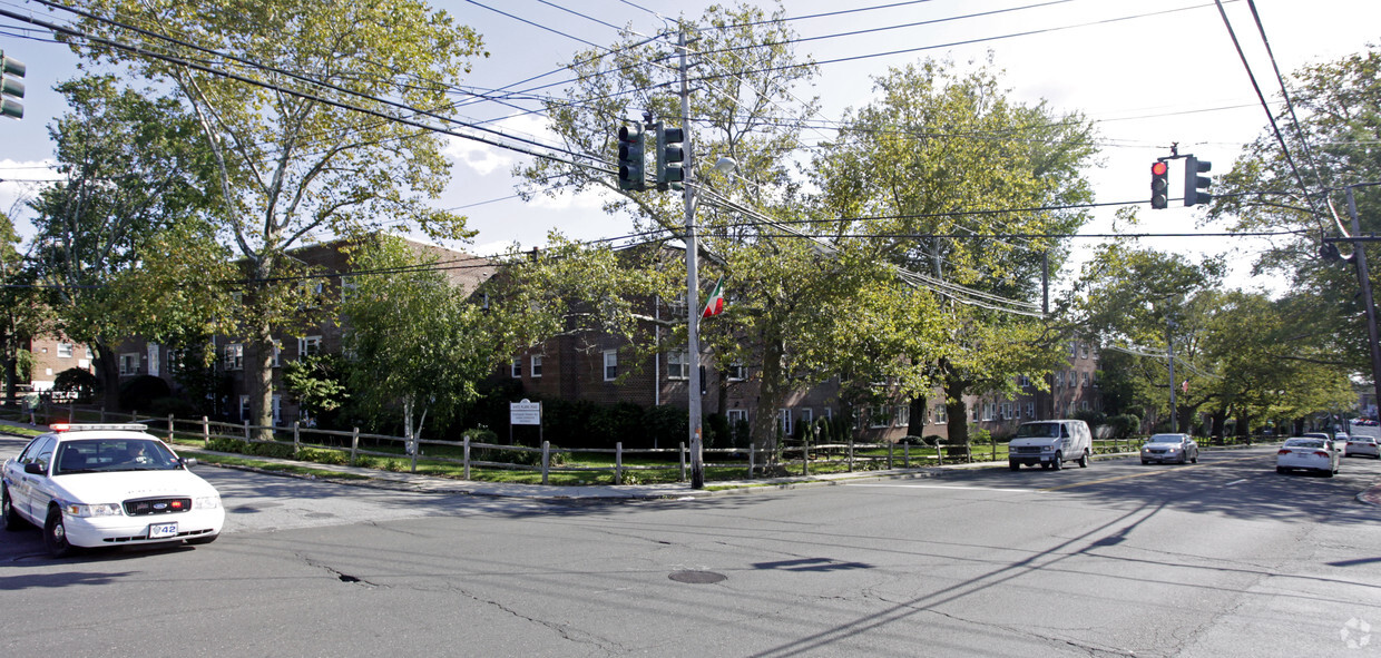 Primary Photo - Crestwood Manor