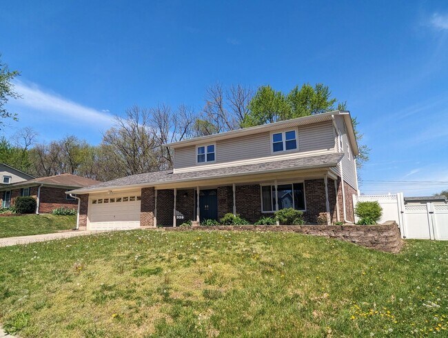 Building Photo - Available NOW: Spacious 4 Bed / 2.5 Bath i...