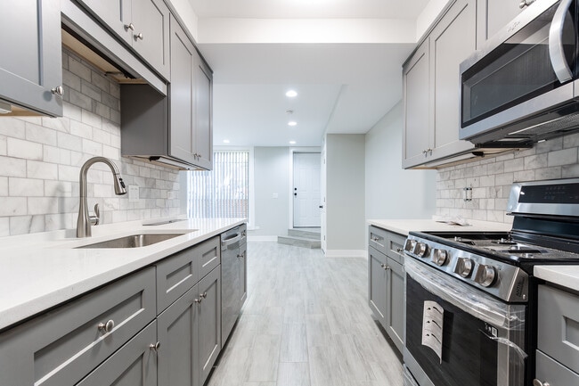 Building Photo - 1458 W Chestnut St